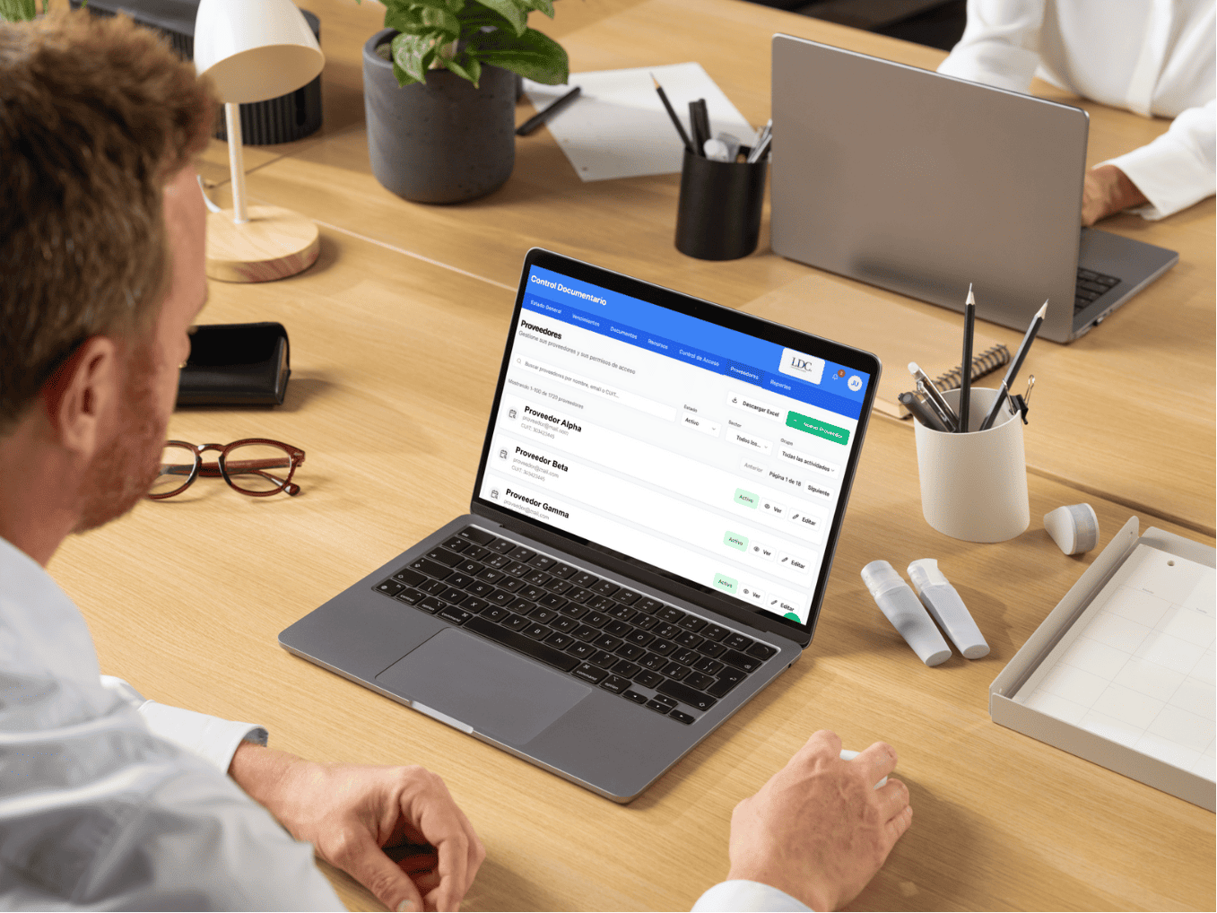 Equipos de seguridad, compras y operaciones usando plataforma de control documentario para gestión de contratistas