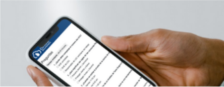 Persona realizando inducción online desde el celular, integrada al control documentario y capacitación previa al ingreso a planta